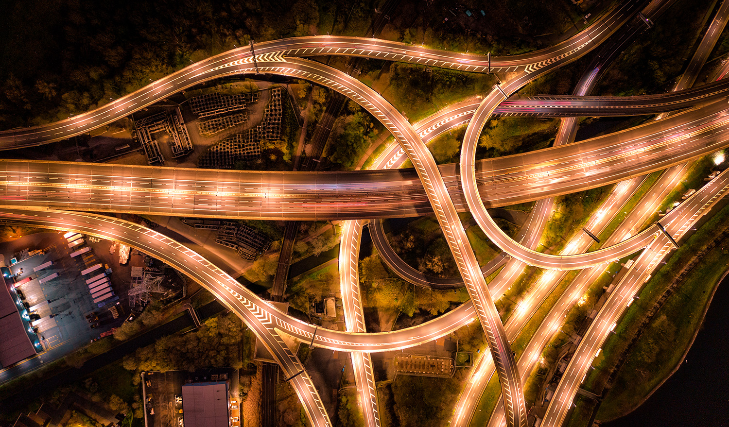 moderne Logistiklösungen mit Transportfahrzeugen und Warenpaletten