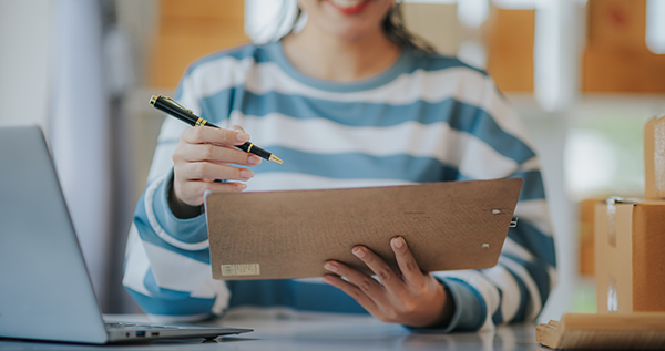 Moderner Logistik-Lkw auf einer internationalen Messe